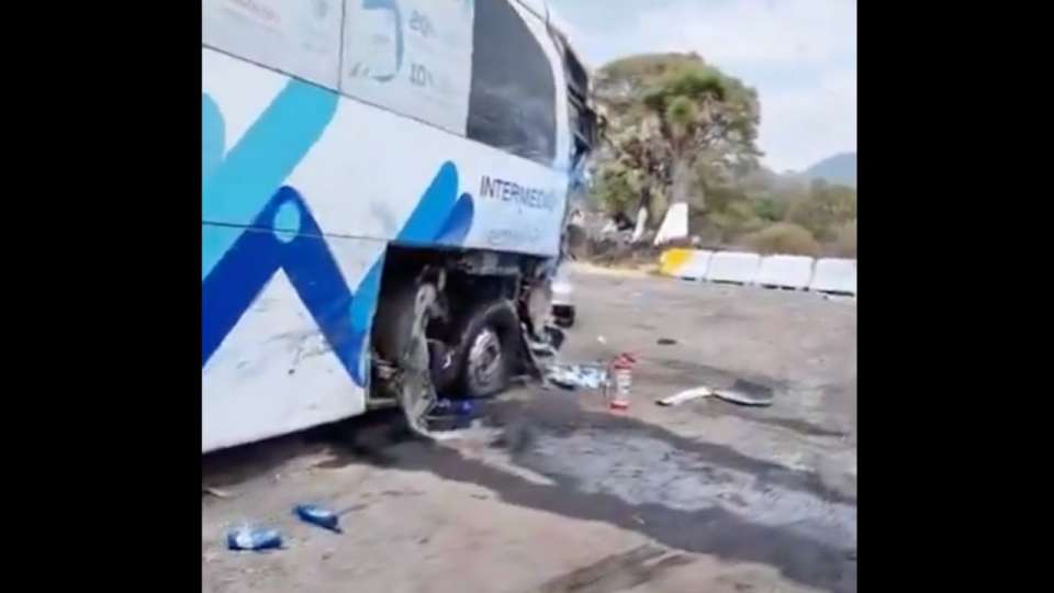 Ocho lesionados por choque entre un tractocamión y un autobús de pasajeros en la Autopista México – Puebla