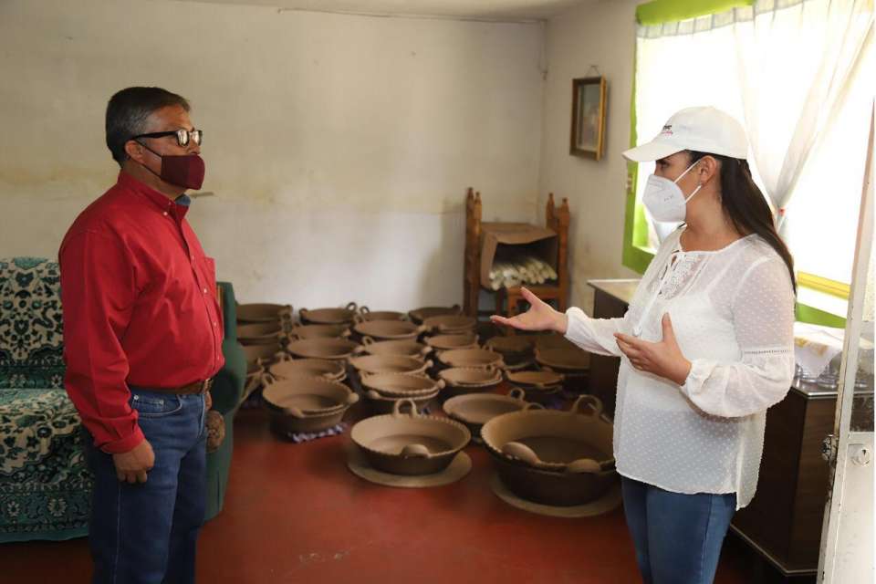 Reconoce Gaby Gamboa a maestros del arte popular de Metepec