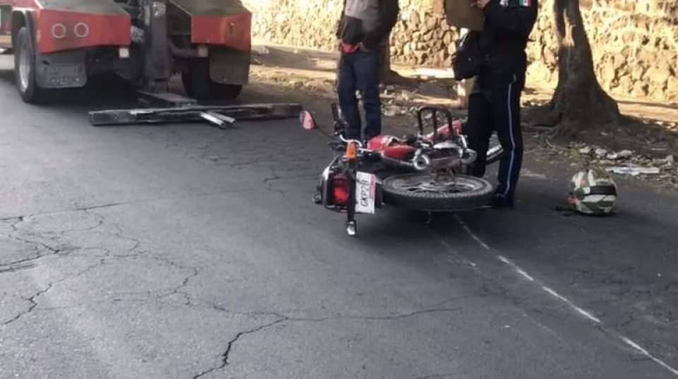 Dos lesionados por choque entre camioneta y motocicleta en la 28 Poniente.
