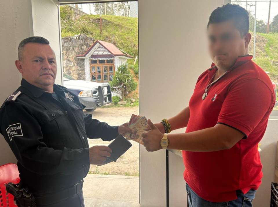 Policías de Huauchinango encuentran cartera con 8 mil pesos, y la devuelven a su dueño