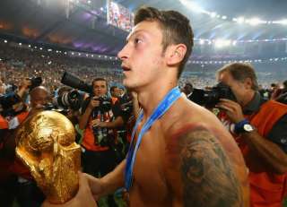 Mesut Özil pone fin a su carrera futbolística