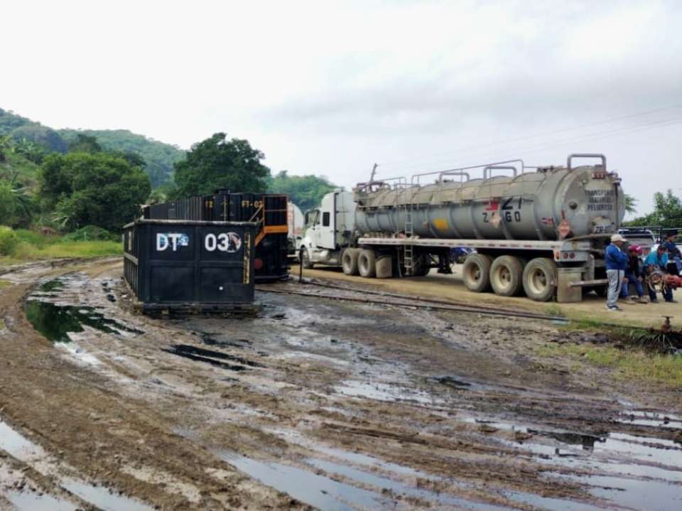 Pobladores bloquean pozos petroleros en Francisco Z. Mena por derrame de hidrocarburo