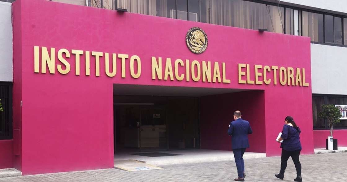 INE dicta medida cautelar preventiva a Morena por vinculación indebida del partido con programas gubernamentales