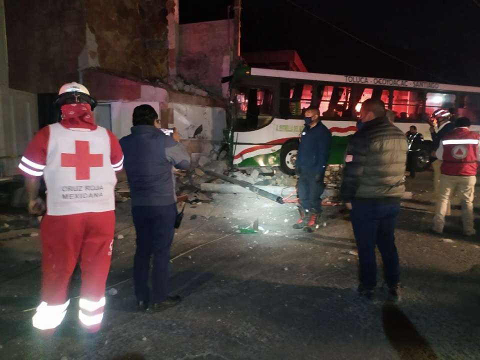 Deja accidente de autobús de pasajeros cerca de 40 lesionados