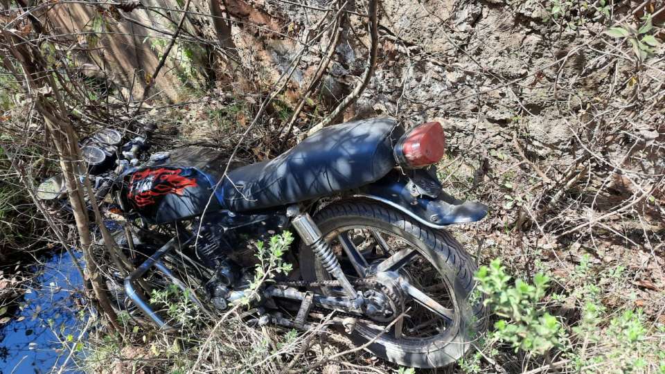 Abandonan motocicleta robada en un arroyo; la policía la recupera.