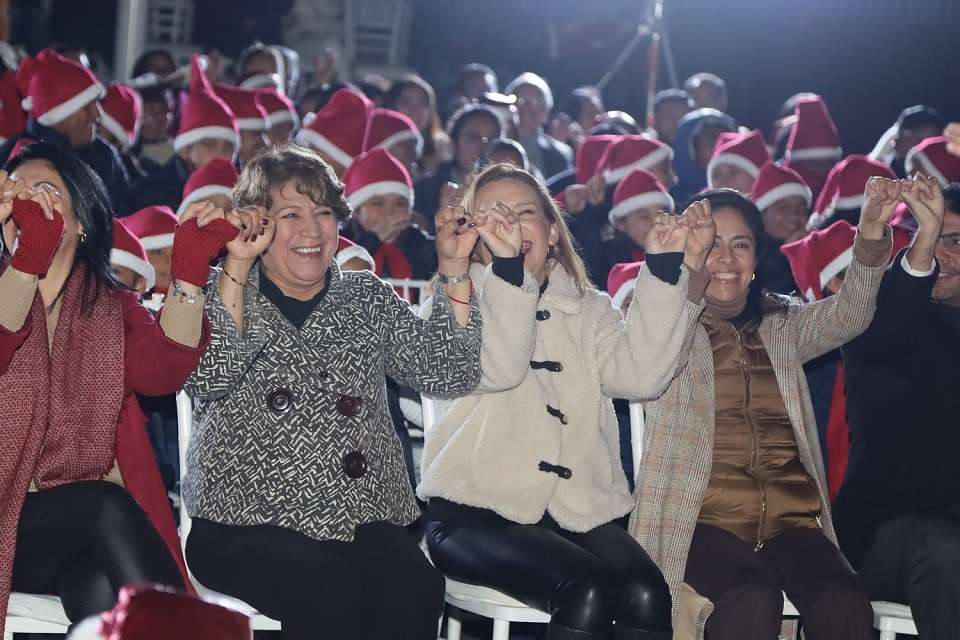 #Estatal | Asiste Delfina Gómez al encendido del Árbol de Navidad del DIFEM