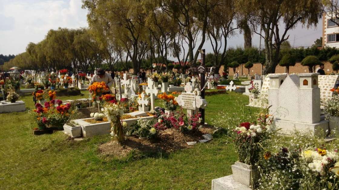 Panteones en Toluca podrían permanecer cerrados en Día de Muertos