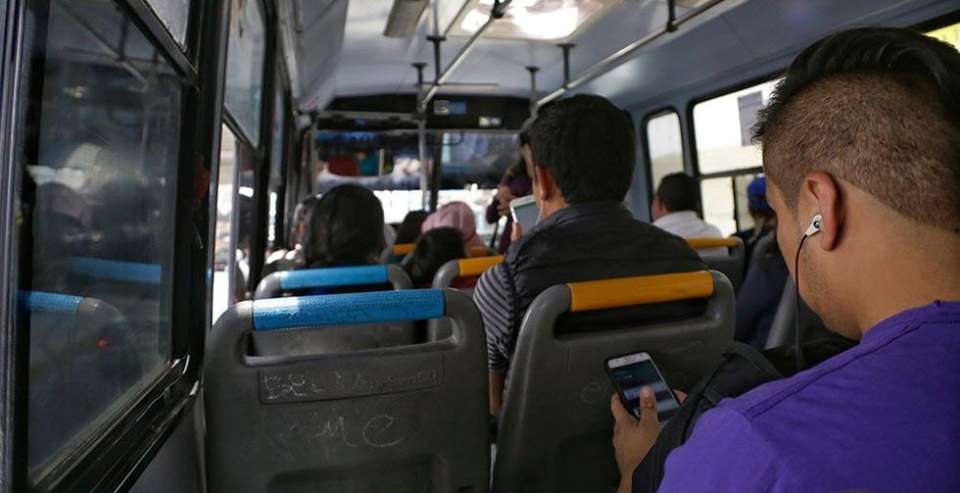 Población exhorta a reforzar medidas sanitarias en el trasporte público.