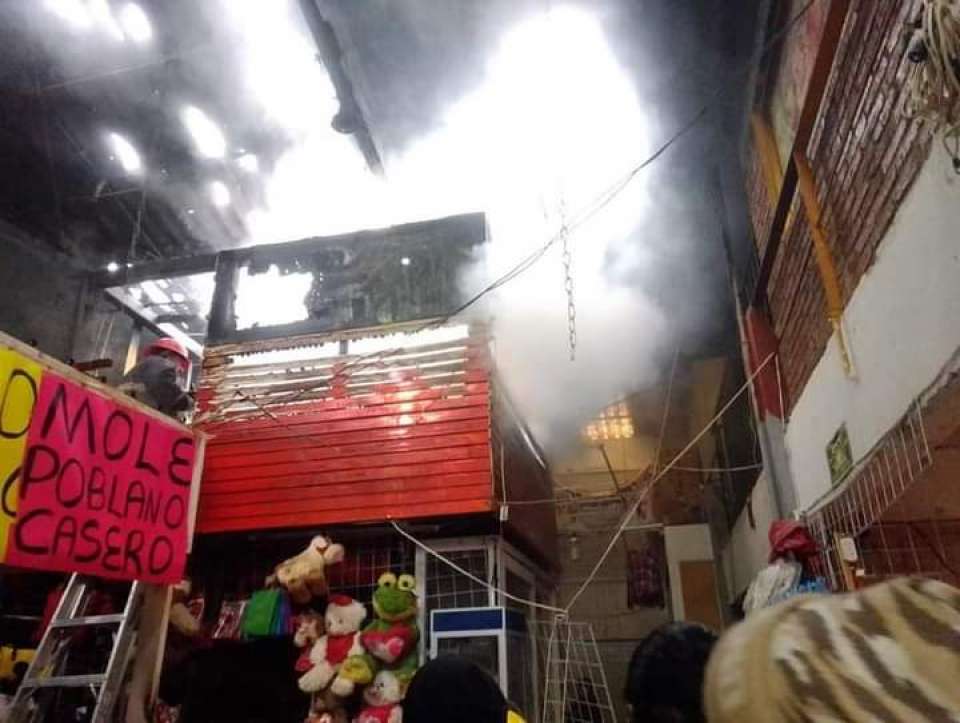 Atienden bomberos de Zacatlán incendio en mercado.
