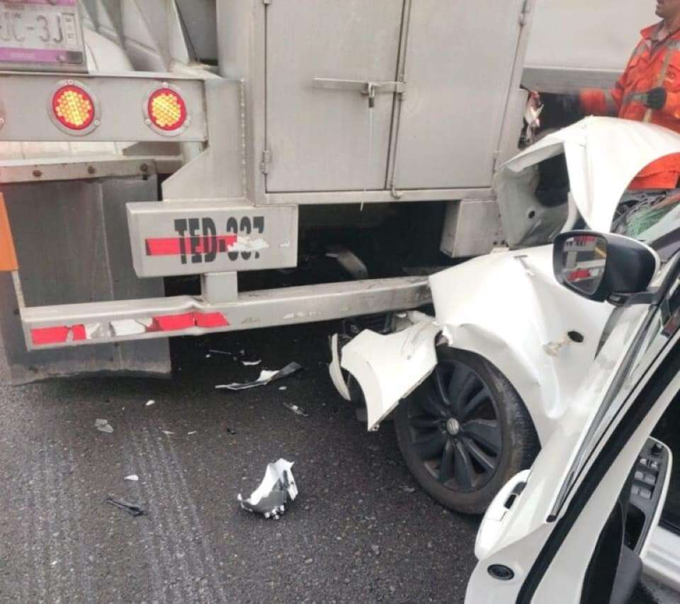 Carambola en la autopista México - Tuxpan deja 3 heridos y cuantiosos daños