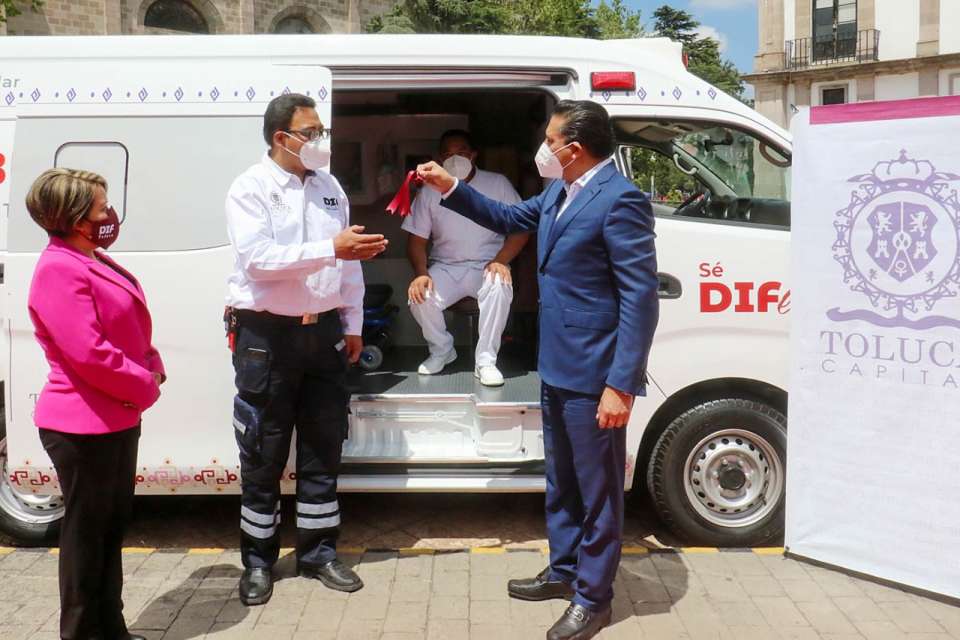 Entrega Juan Rodolfo Sánchez Gómez ambulancia al Sistema DIF Toluca