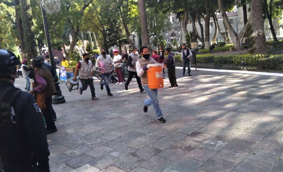 Retira Ayuntamiento a ambulantes del Zócalo