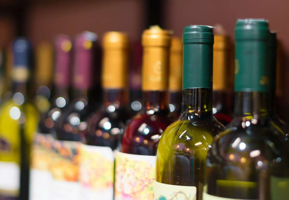 Comercios de vinos y licores afectados hasta en un 60% por Covid-19.