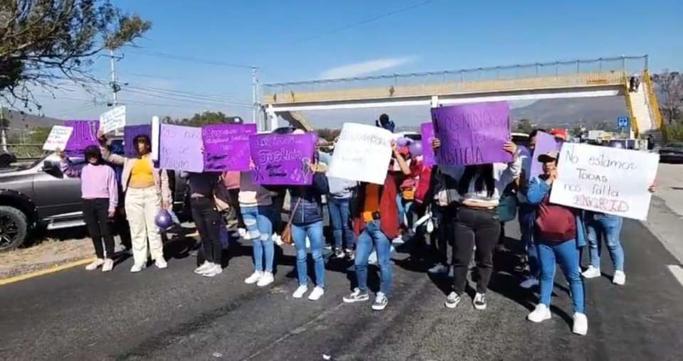 Bloquean carretera Actopan-Pachuca por muerte de niña de diez años en El Arenal