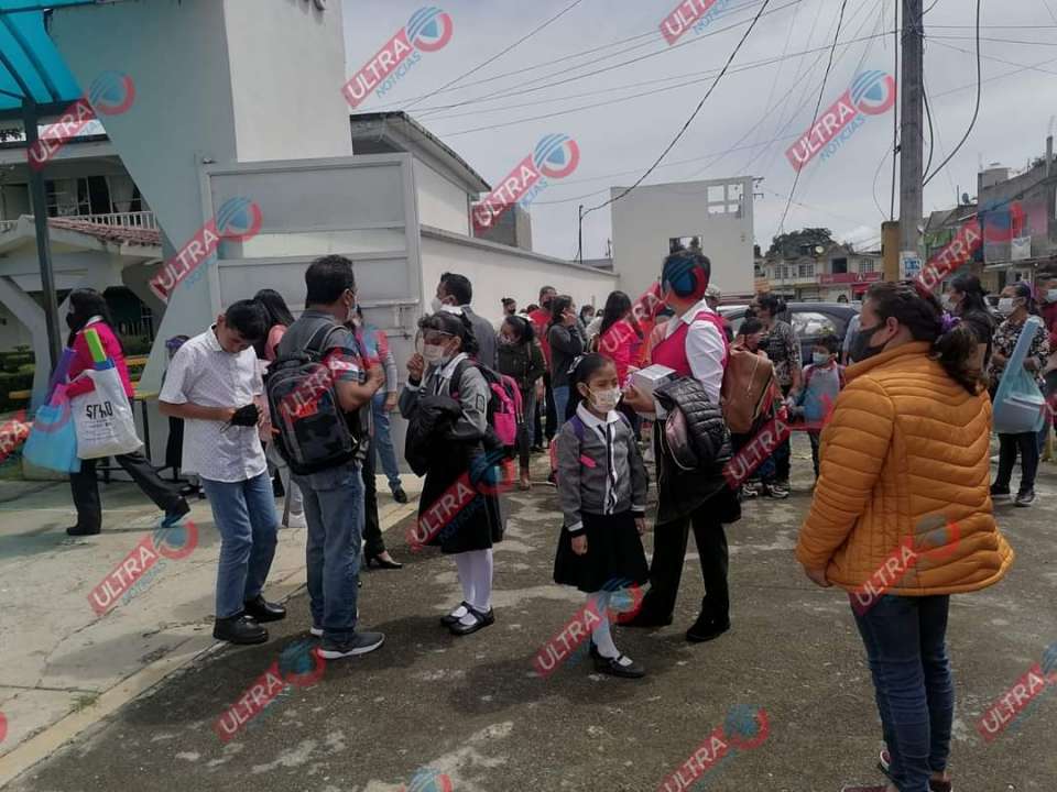 Alumnos de Huauchinango se reincorporan a clases presenciales.