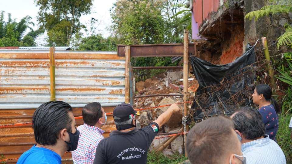Supervisan vivienda en riesgo de colapso en Xicotepec.