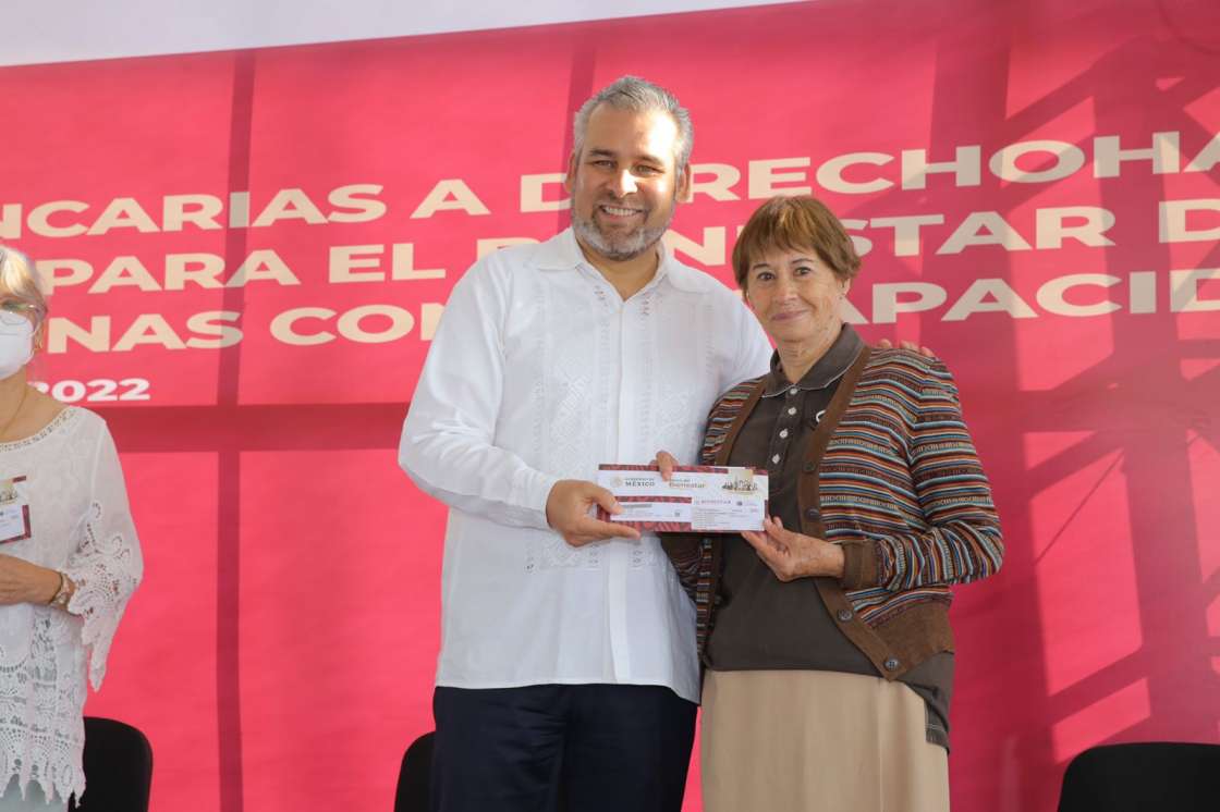 Bedolla entrega tarjetas del Gobierno de México para pensión a adultos mayores