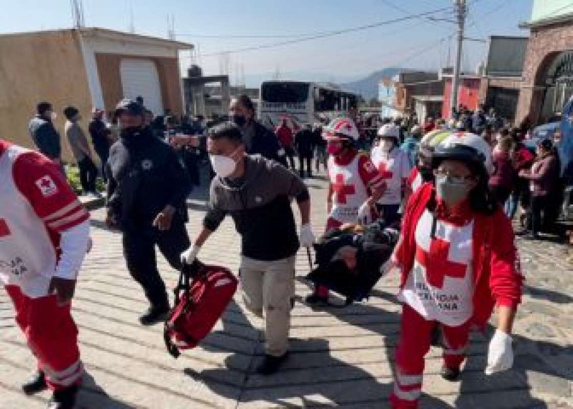 Continúan en hospitales mexiquenses 17 personas lesionadas por el accidente de autobús en Joquicingo