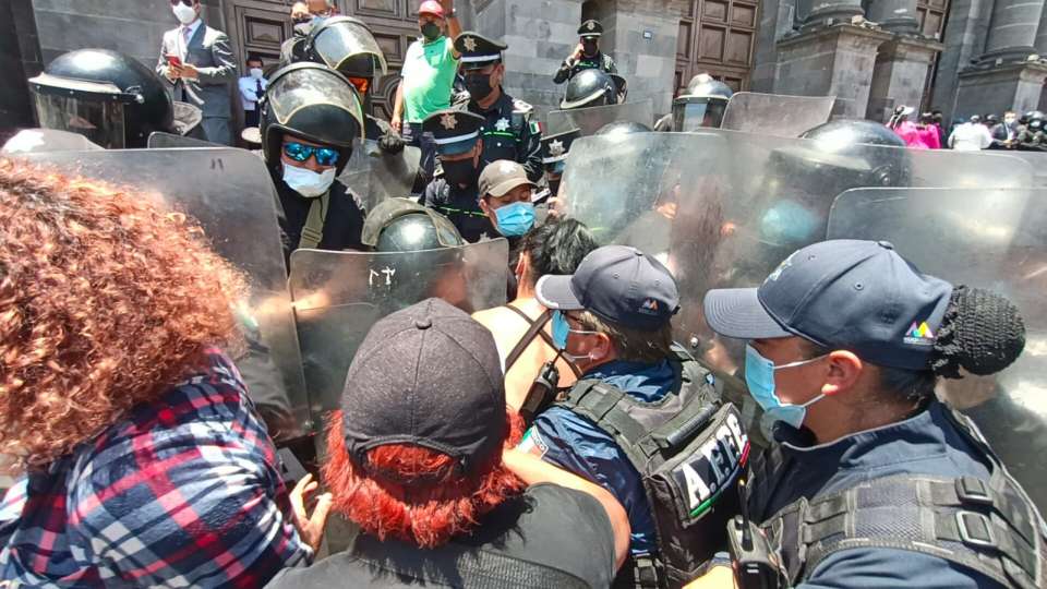 Agreden policías estatales a periodistas y activista de la comunidad LGBTTTI en Toluca