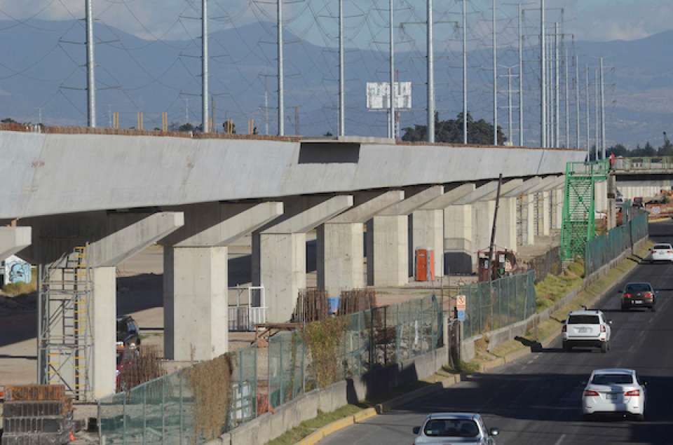 Cierran carriles centrales del bulevar las torres por trabajos del tren interurbano México-Toluca