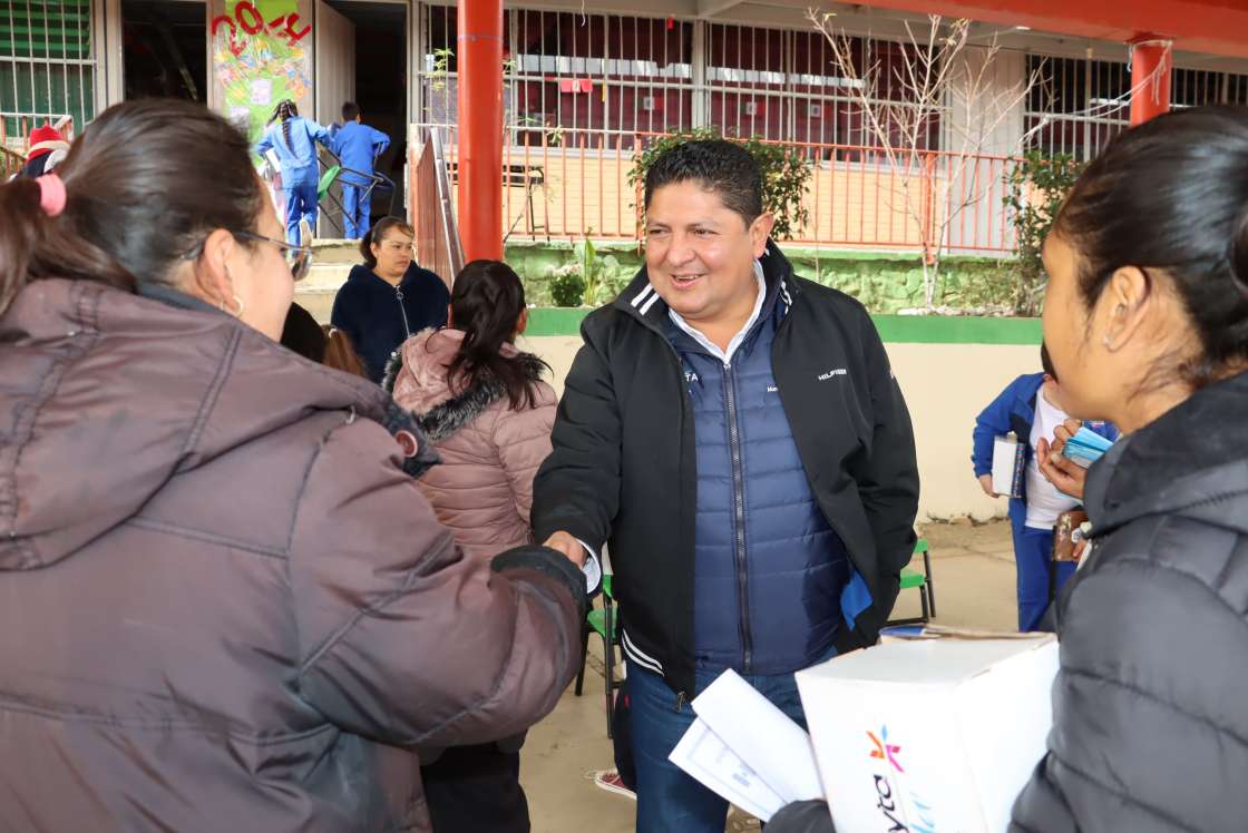 Miguel Martínez Brinda Apoyo con Tenis Escolares a Estudiantes en la Zona Norte de Cadereyta