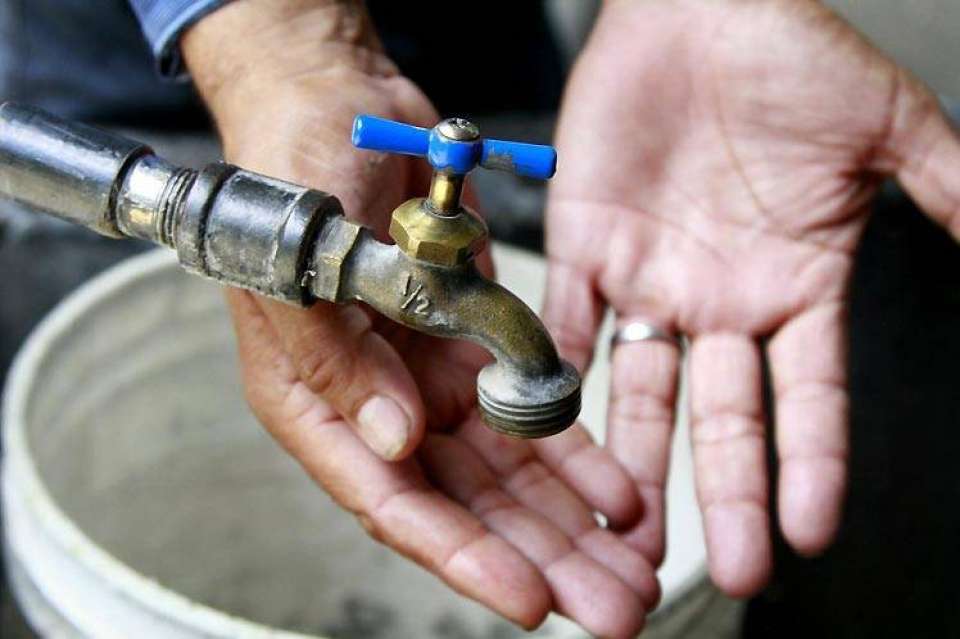 Ciudadanos de Huauchinango reportan falta del suministro de agua potable.