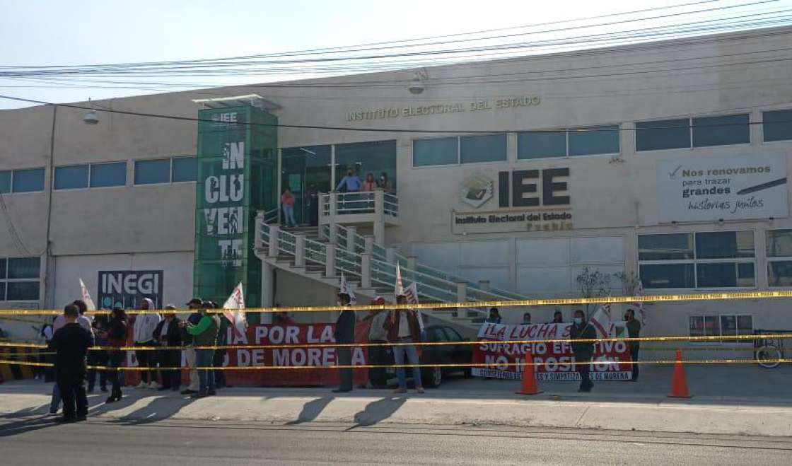 Militantes de Morena toman las oficinas del IEE para evitar el registro de sus candidatos