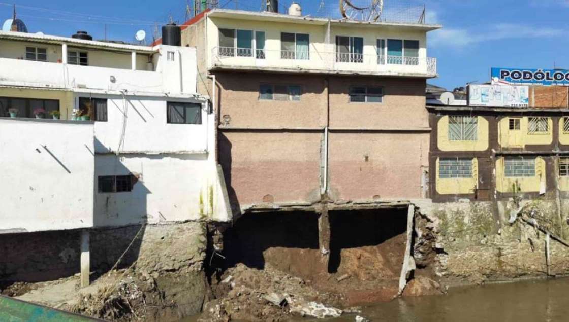 Se desgaja talud en Tula; desalojan viviendas y locales