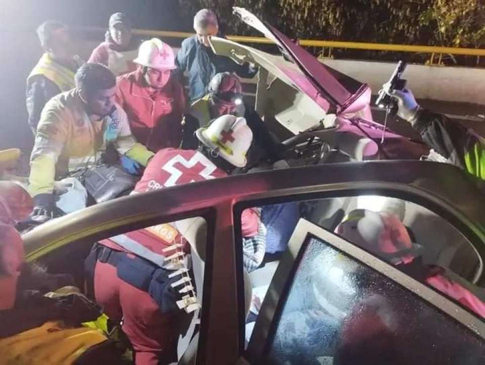 Accidente vehicular deja personas prensadas en la México-Tuxpan
