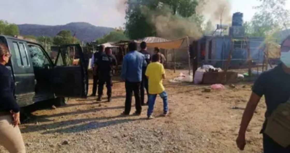 Pobladores prenden fuego a casa de presunto feminicida en Tlaxiaca; piden justicia