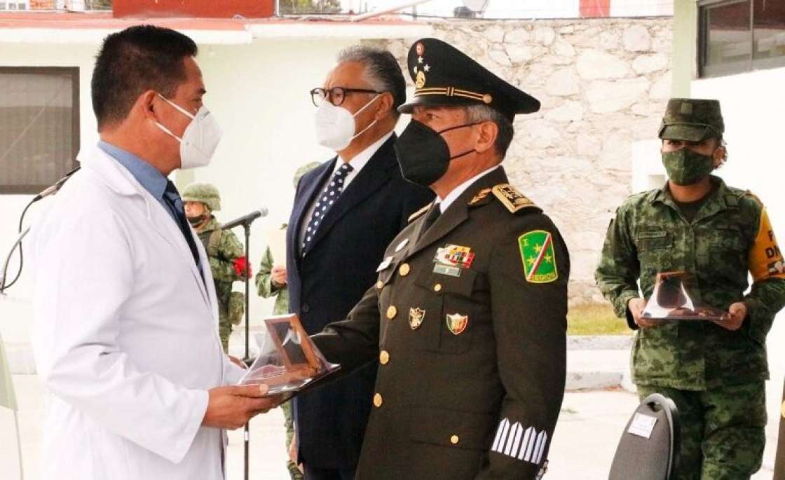 Otorgan condecoración Miguel Hidalgo en Grado Cruz a personal médico