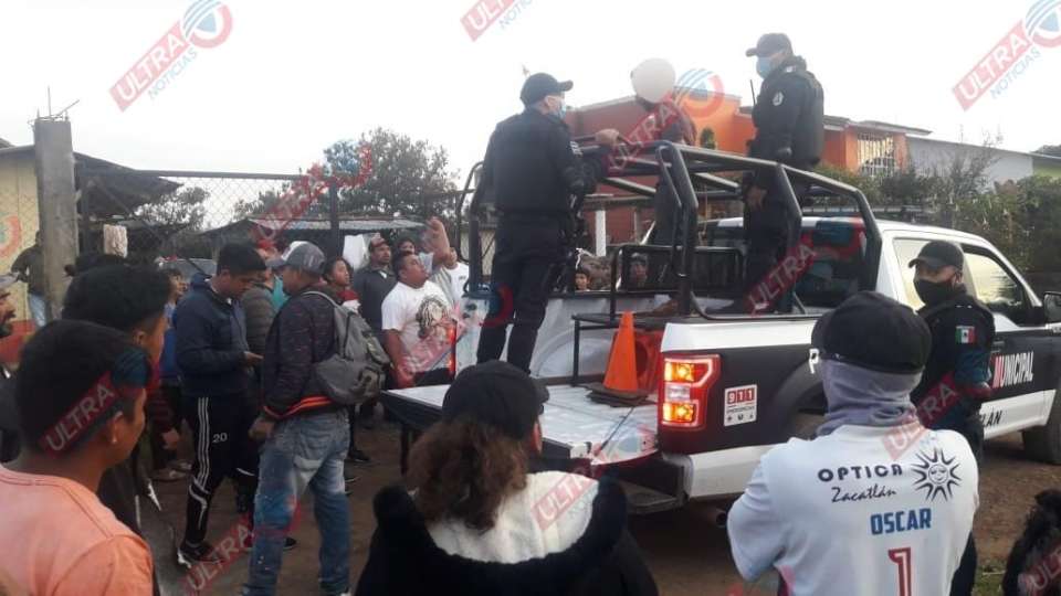 Amenazan con linchar a presunto ladrón en Zacatlán; la Policía lo rescata.