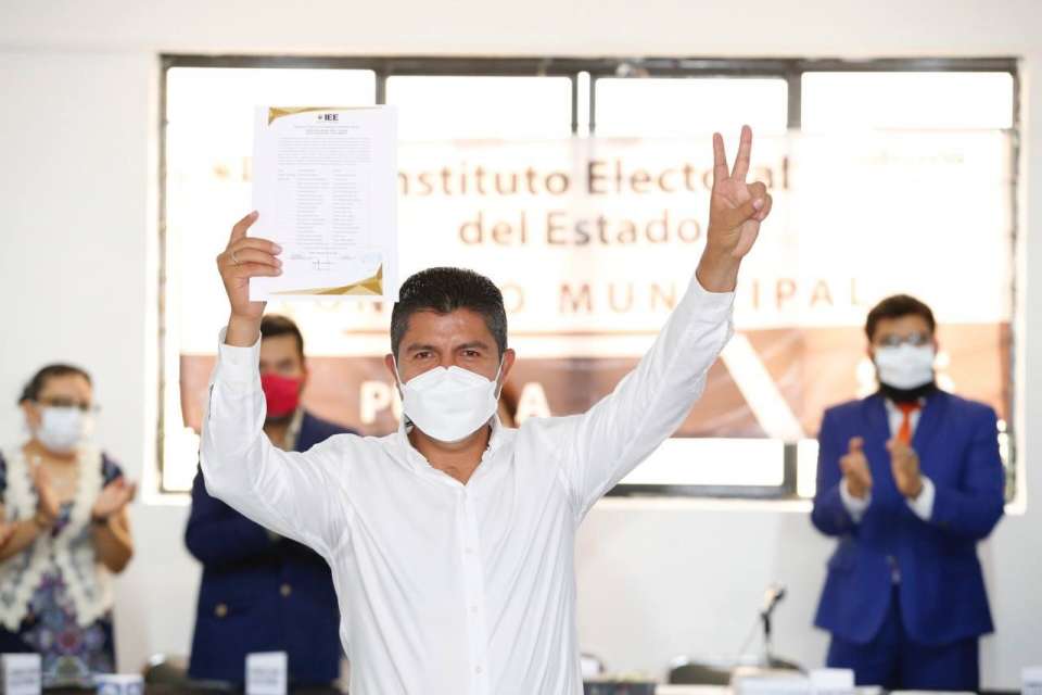 Recibe Eduardo Rivera Pérez constancia de mayoría