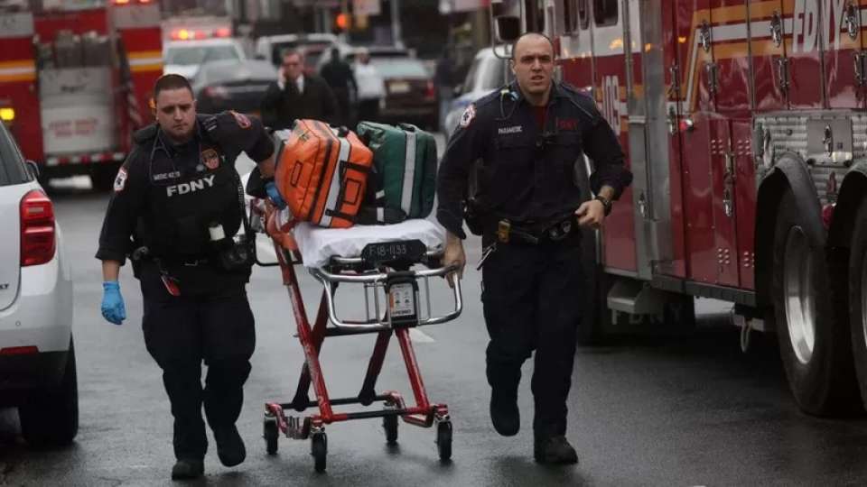Tiroteo en el metro de New York deja al menos 16 heridos