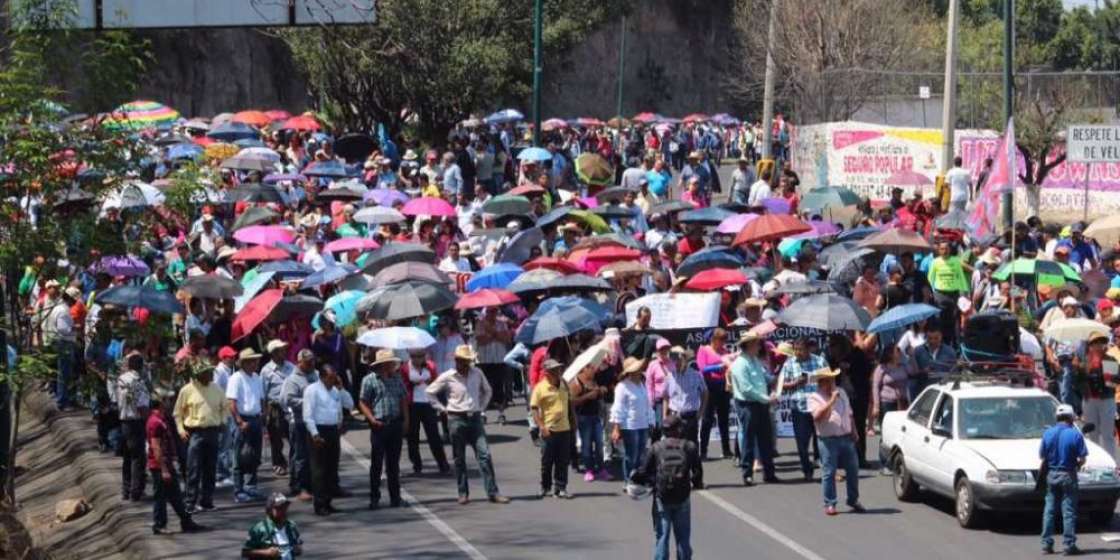 Maestrosbloquean cuatro puntos del estado de Michoacán
