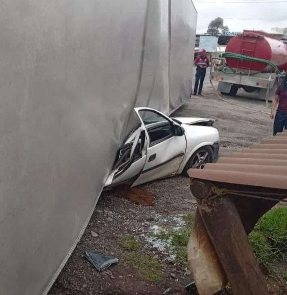 Vuelca tráiler y aplasta automóvil en la vía México-Tuxpan.