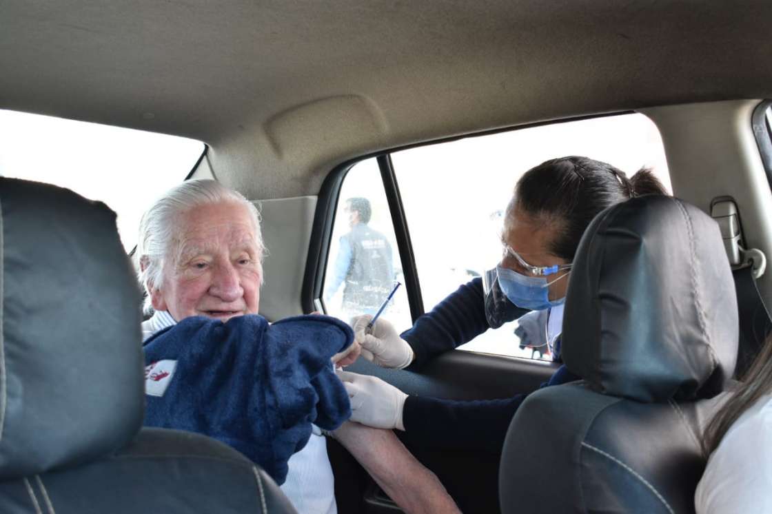 Inicia vacunación de adultos mayores desde sus autos en Toluca