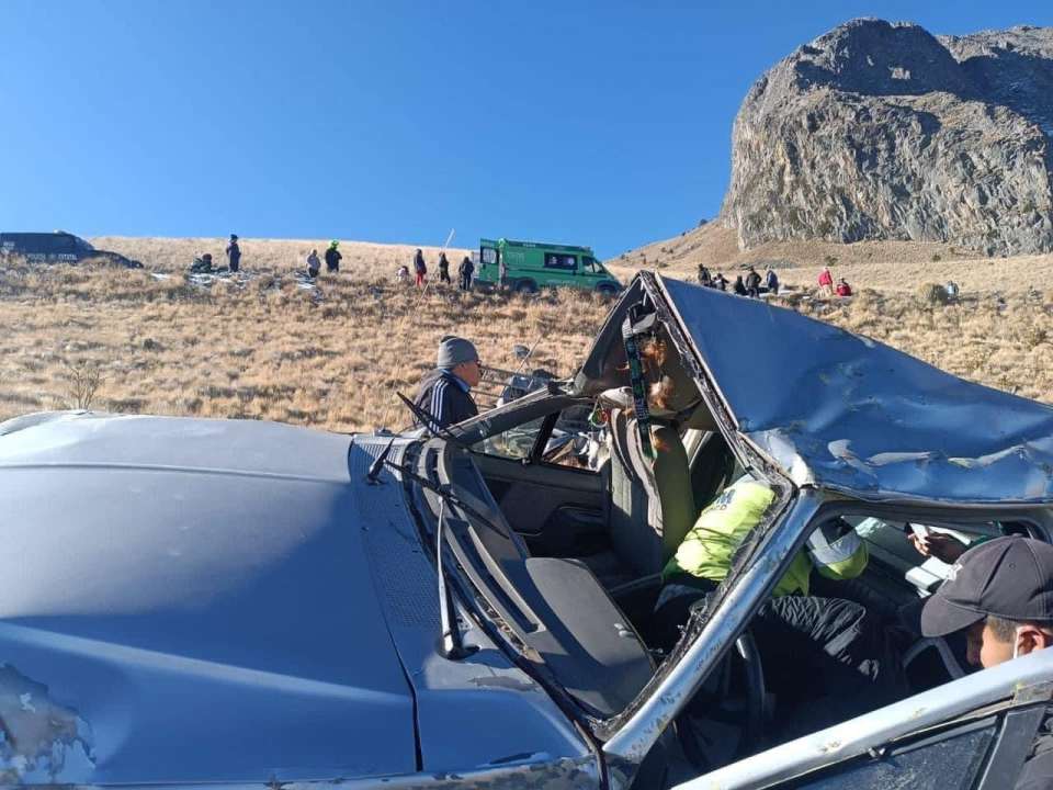 Vuelca camioneta que llevaba turistas a la parte alta del Xinantécatl