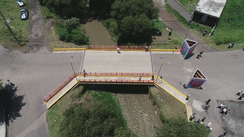 Toluca reconstruye puente en riesgo de colapso