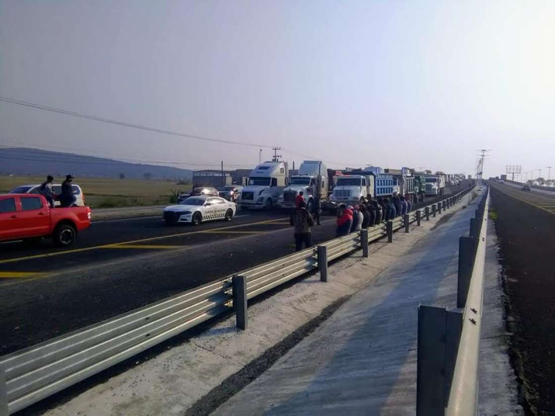 Transportistas bloquean vías carreteras en Hidalgo