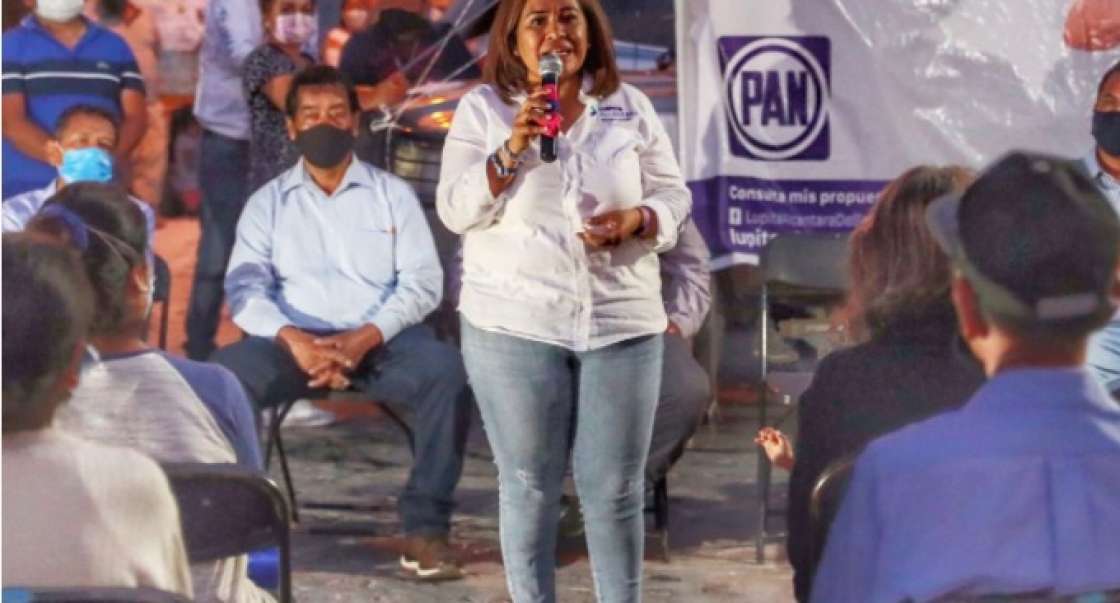 Apoyo de becas a estudiantes y equipos de cómputo a comunidades en Tolimán, propone Lupita Alcántara