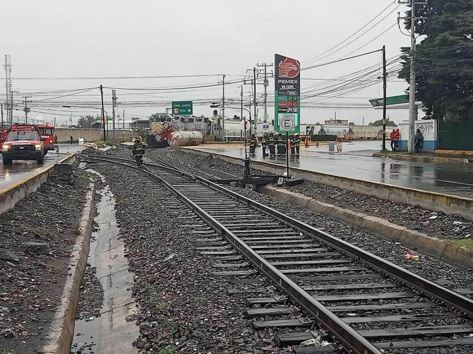 #Seguridad | Tren impacta pipa de gasolina que intentó ganarle el paso en Toluca