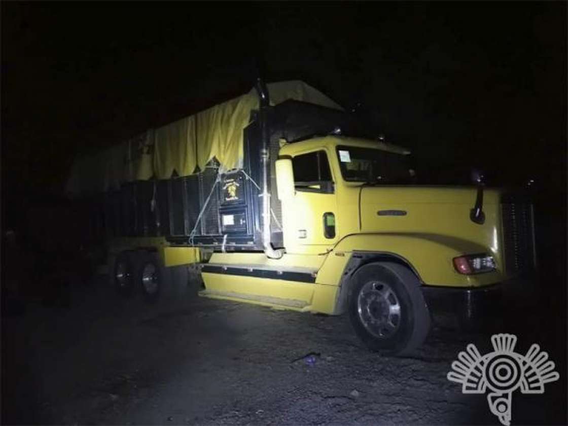 Policía Estatal recupera camión con mercancía presuntamente robada.