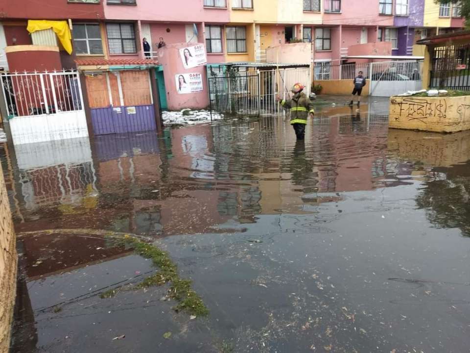 Cuerpos de emergencia de Metepec atienden contingencia por fuerte lluvia