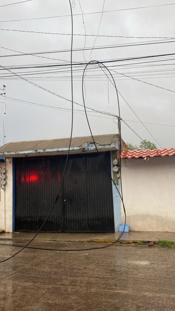 El incidente ocurrió la mañana del miércoles en la calle Pedro María Rangel, principal acceso a la colonia San Isidro.