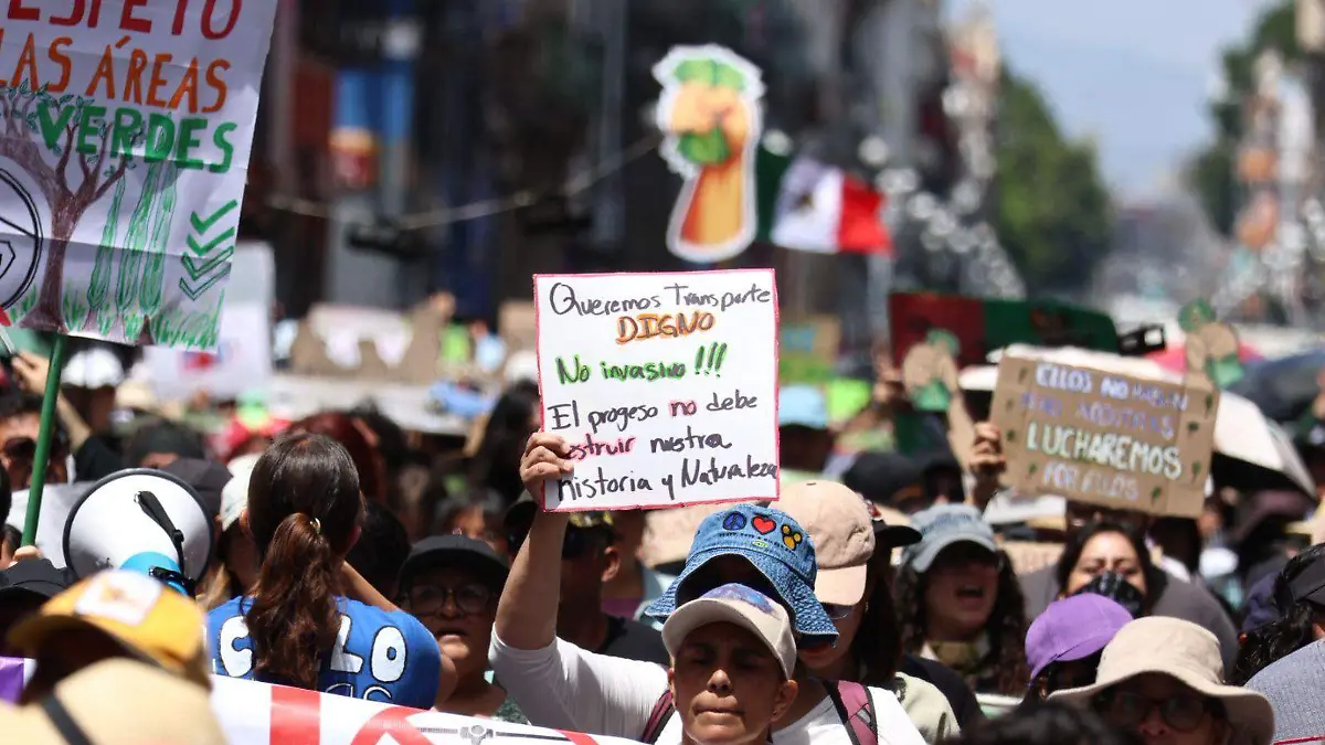 ? Protesta en el Zócalo de Puebla contra el Cablebús