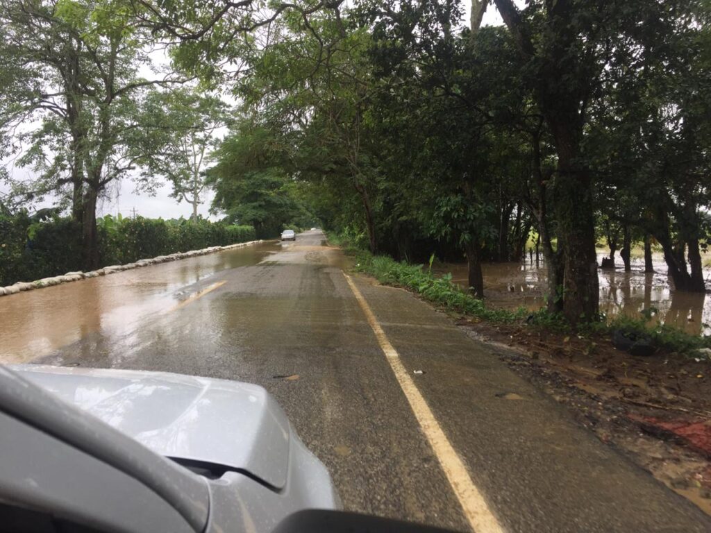 Derrumbes por lluvias afectan carreteras y dejan c
