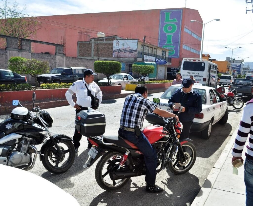 Obligatorio, uso de licencia y placa para circular en motone
