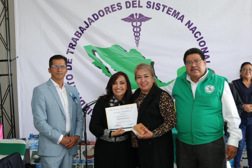 RECONOCE GOBERNADORA A MADRES Y PADRES DE LA SECCI