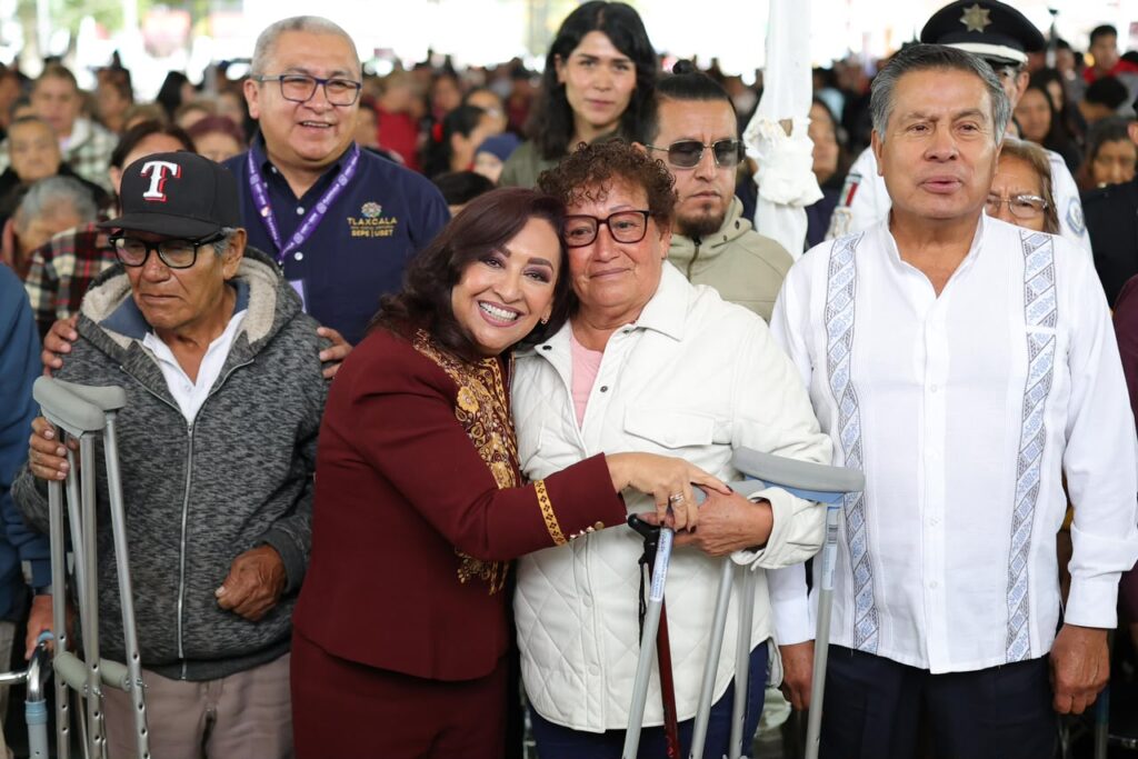 ENTREGA GOBERNADORA 450 APARATOS FUNCIONALES A TRAVÉS DEL PR